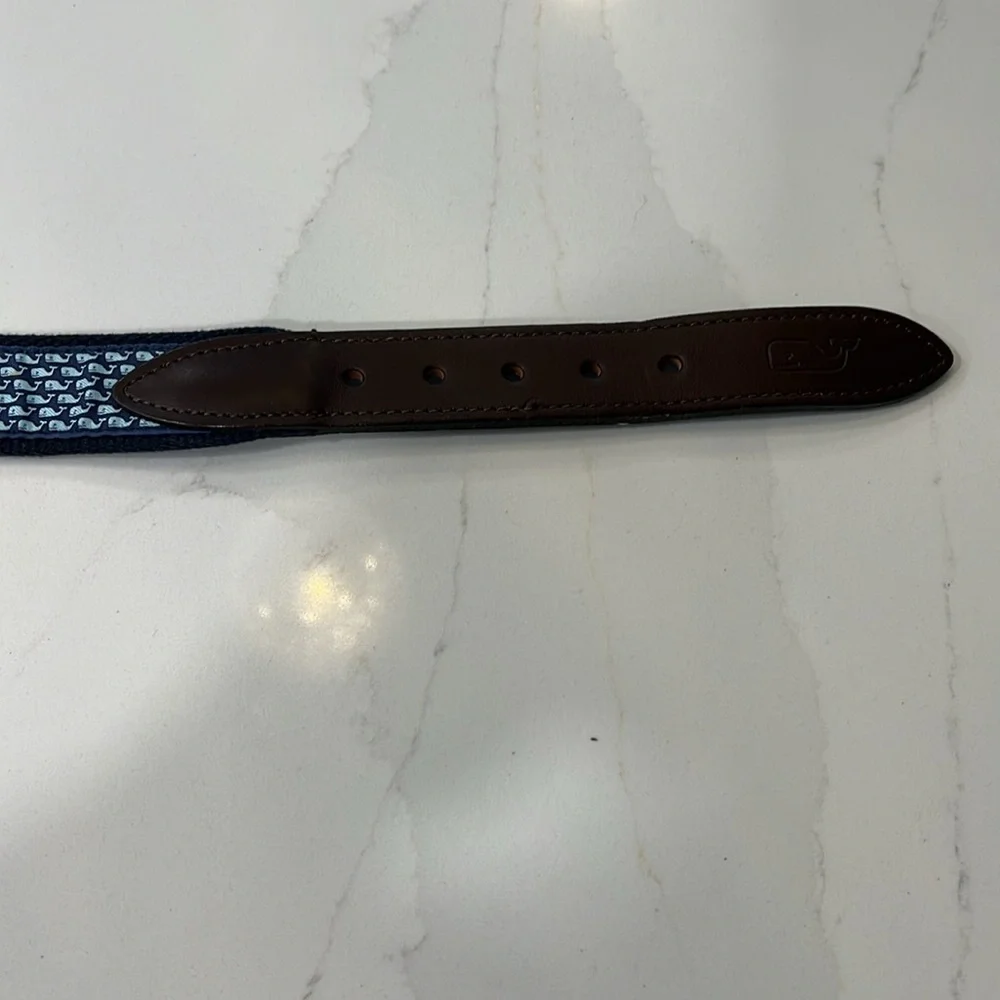 Kids size 26 Vineyard Vines signature whale pattern navy blue leathered belt